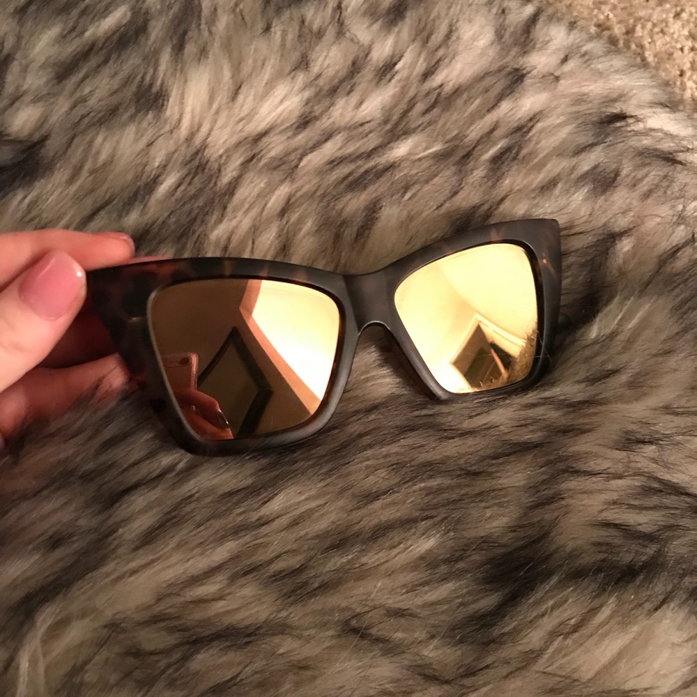 Cat-eye sunglasses